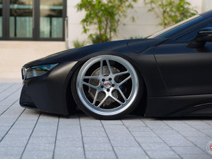 BMW i8 cu jante Vossen