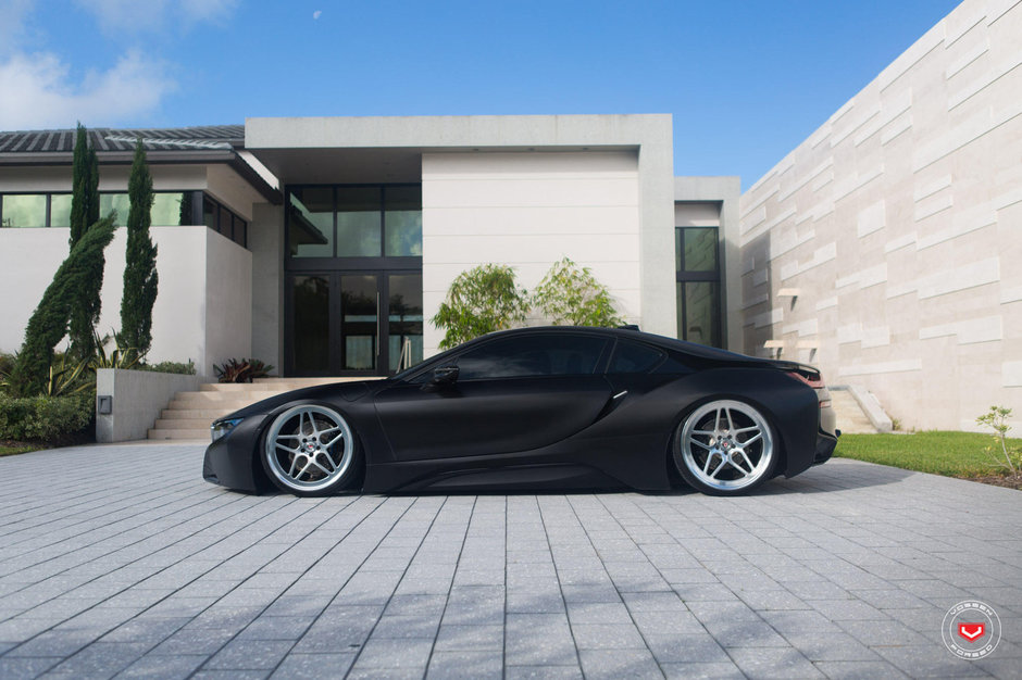 BMW i8 cu jante Vossen