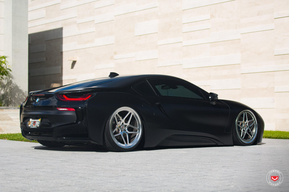 BMW i8 cu jante Vossen