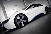 BMW i8 cu motor V8