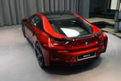 BMW i8 pe rosu