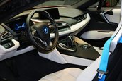 BMW i8 pe rosu