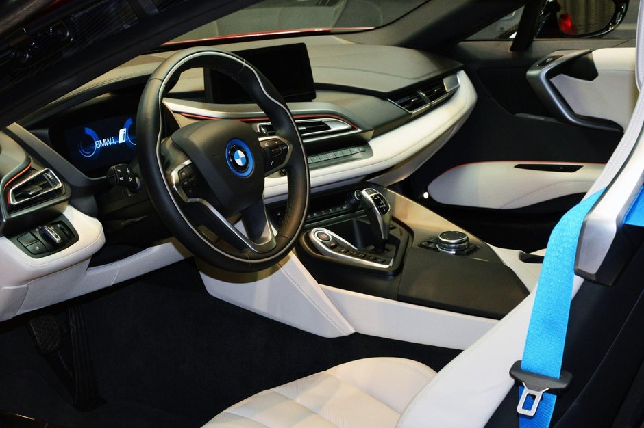 BMW i8 pe rosu