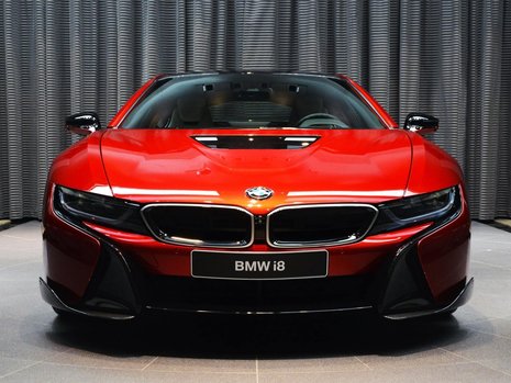 BMW i8 pe rosu
