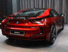 BMW i8 pe rosu