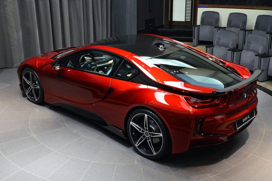 BMW i8 pe rosu