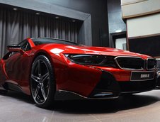 BMW i8 pe rosu