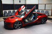 BMW i8 pe rosu