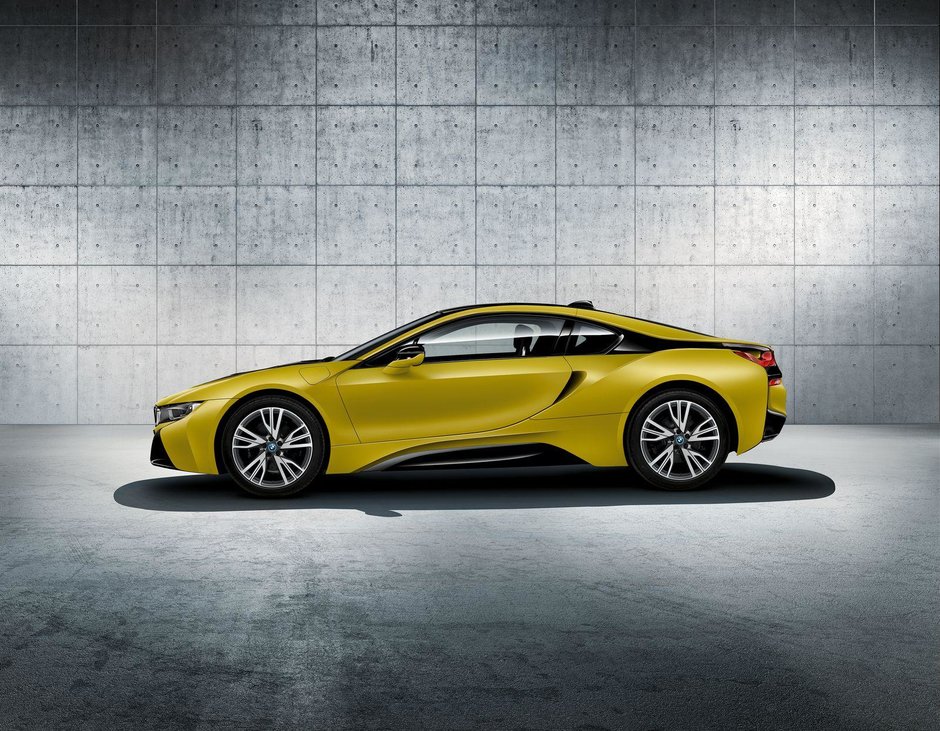 BMW i8 Protonic Frozen Black Edition si Protonic Frozen Yellow