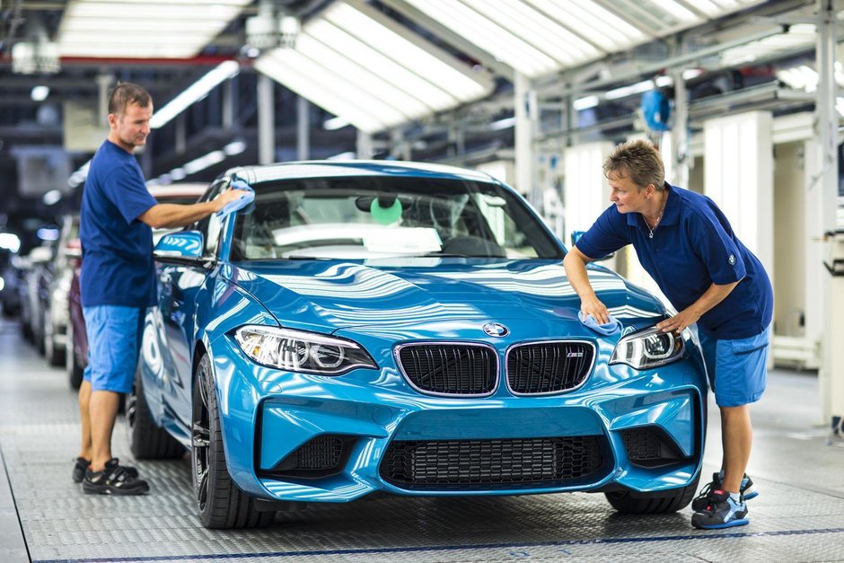 BMW M2 Coupe pe linia de productie