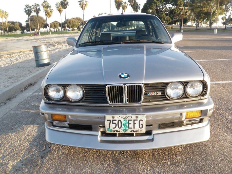 BMW M3 E30 cu motor V8