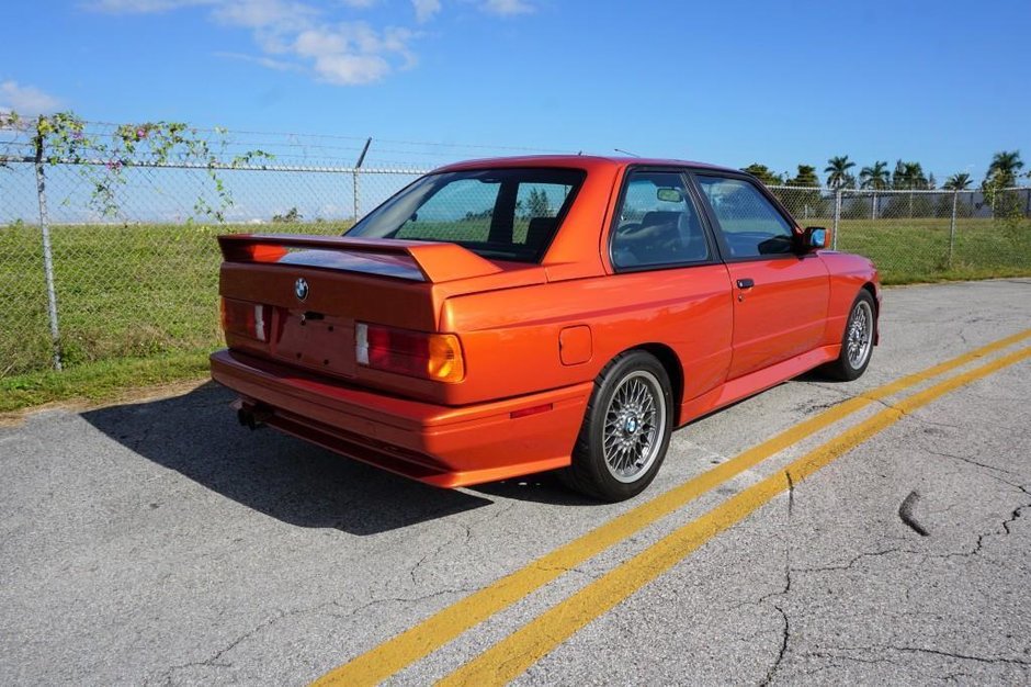 BMW M3 E30 in Valencia Orange