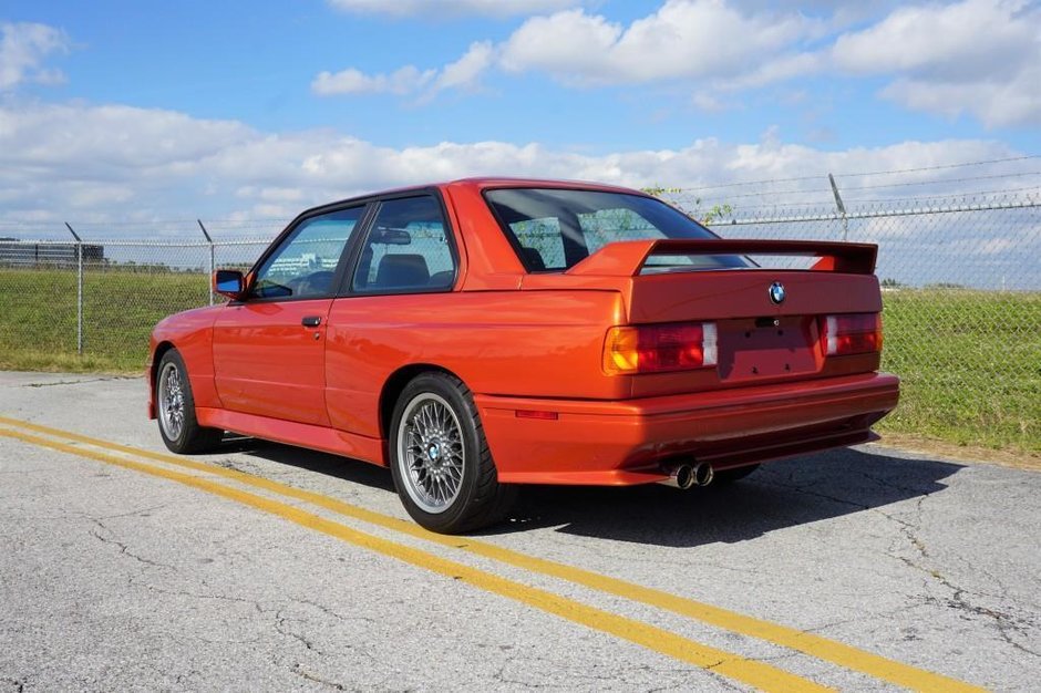 BMW M3 E30 in Valencia Orange