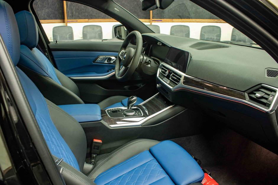 BMW M340i cu interior din piele albastra