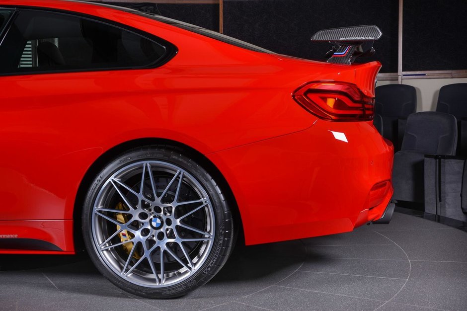 BMW M4 in nuanta Ferrari Red