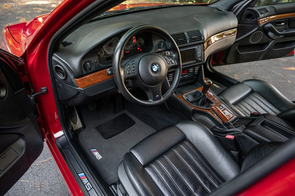 BMW M5 cu 12.868 de kilometri la bord