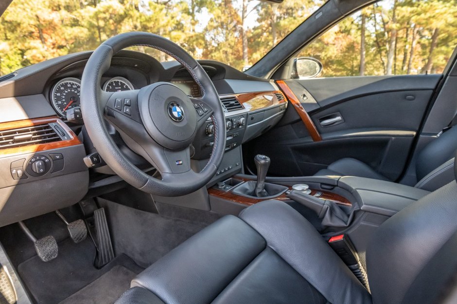 BMW M5 cu 12.887 de kilometri la bord