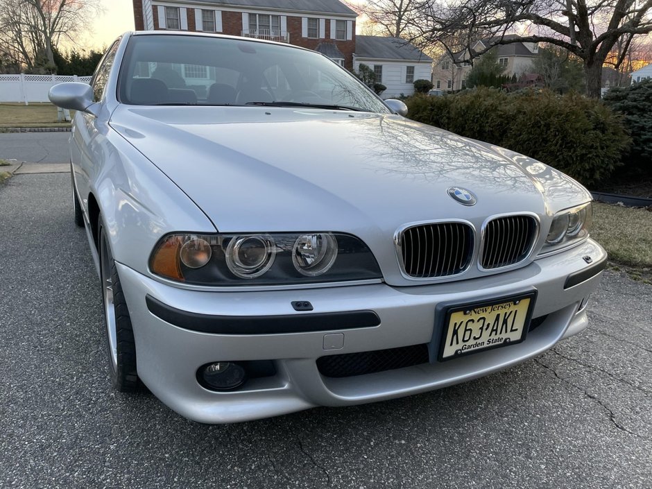 BMW M5 cu 23.893 de kilometri la bord