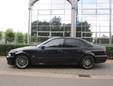 BMW M5 cu 272 mii km la bord