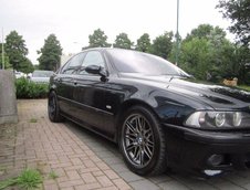 BMW M5 cu 272 mii km la bord