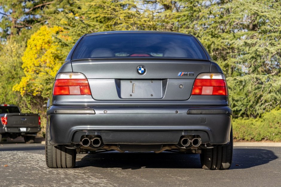 BMW M5 cu 38.934 de kilometri la bord