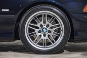 BMW M5 cu 5.399 de kilometri la bord