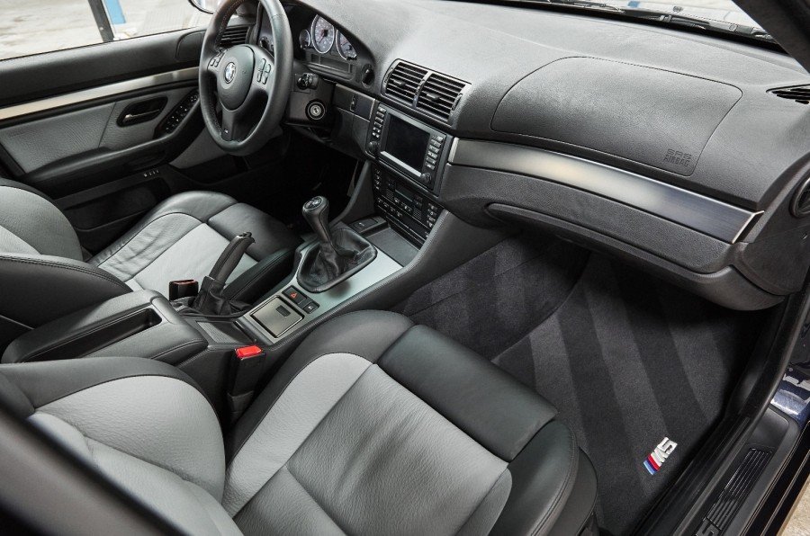BMW M5 cu 5.399 de kilometri la bord