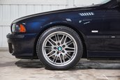 BMW M5 cu 5.399 de kilometri la bord