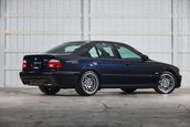 BMW M5 cu 5.399 de kilometri la bord