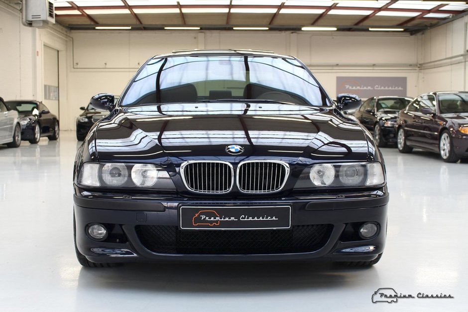 BMW M5 cu 56 mii km la bord