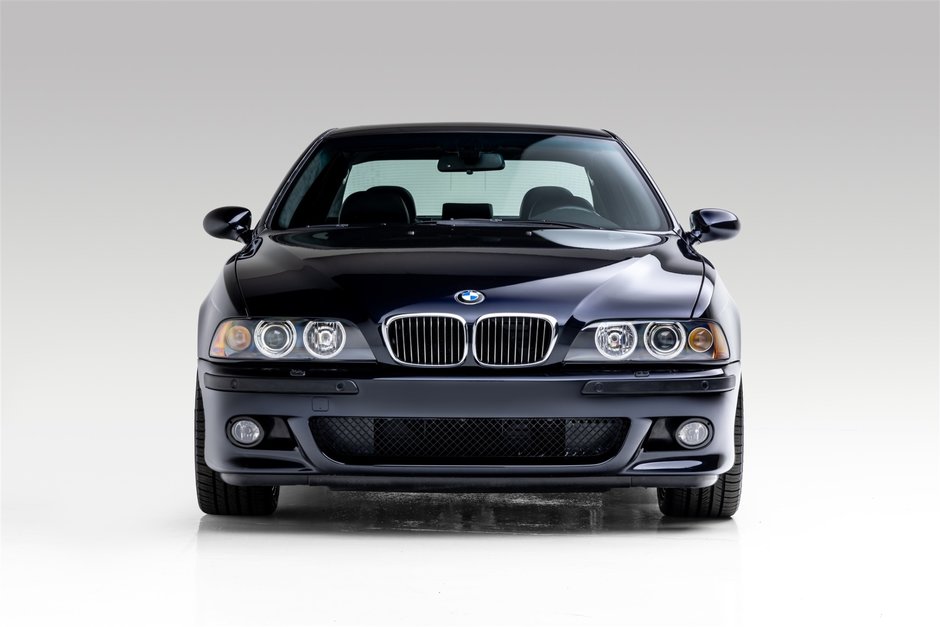 BMW M5 cu 6.352 de kilometri la bord