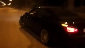 BMW M5 cu Burnout si cerculete in public pana ramane fara cauciuc.