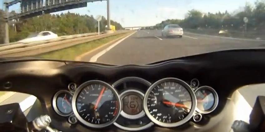 BMW M5 vs. Suzuki Hayabusa: cine castiga confruntarea de pe autostrada la 300 km/h?