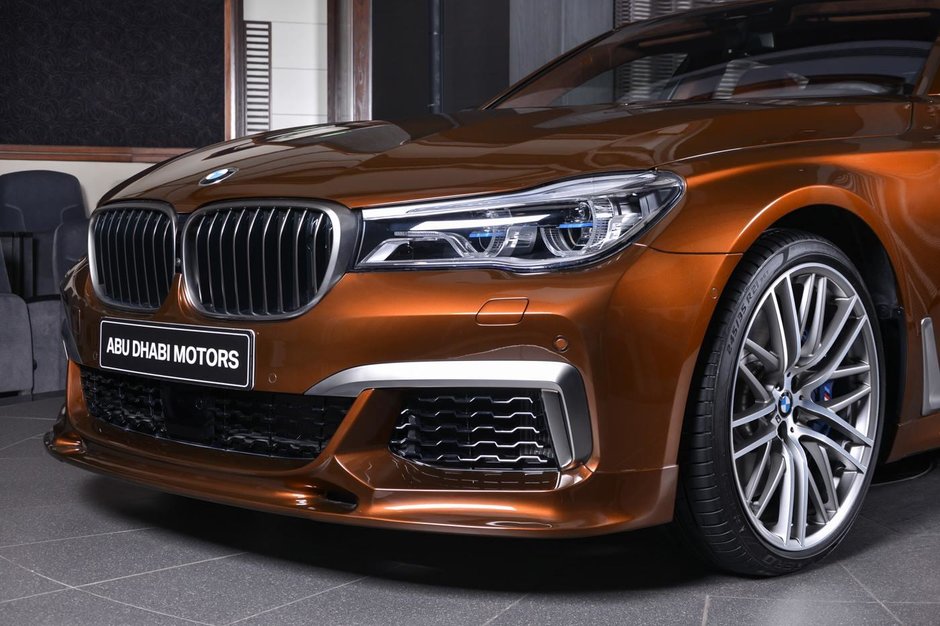 BMW M760Li xDrive in Chestnut Bronze