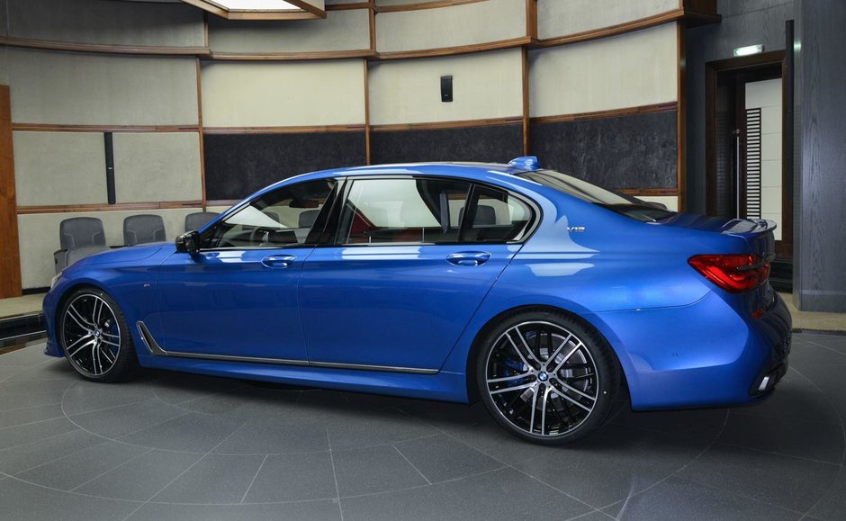 BMW M760Li xDrive in Estoril Blue