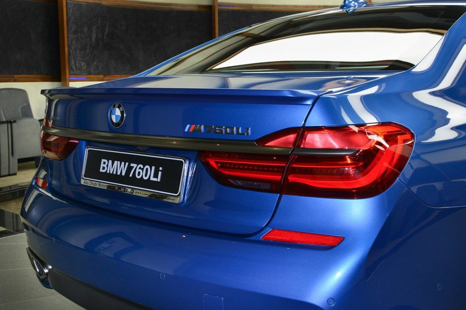 BMW M760Li xDrive in Estoril Blue