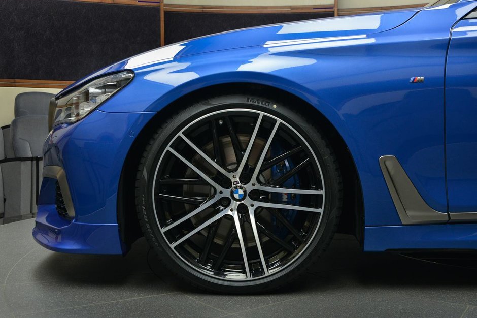 BMW M760Li xDrive in Estoril Blue