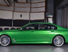 BMW M760Li xDrive in Rallye Green