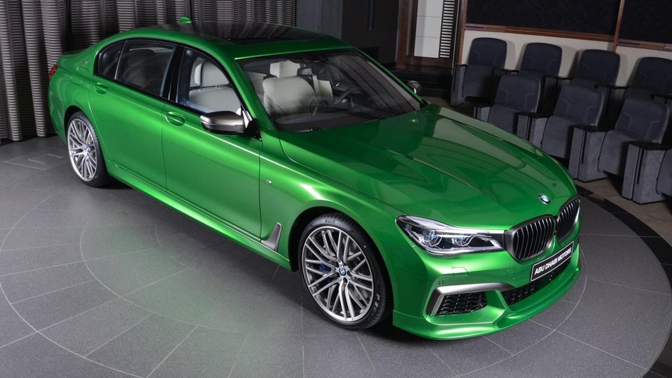 BMW M760Li xDrive in Rallye Green