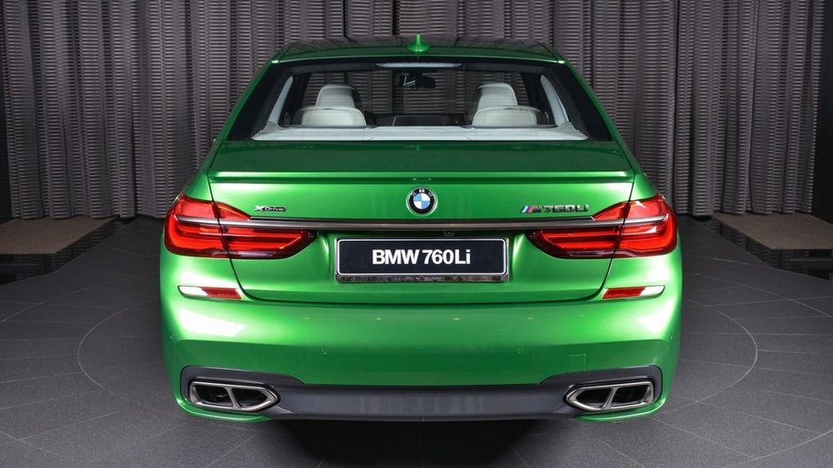 BMW M760Li xDrive in Rallye Green