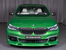 BMW M760Li xDrive in Rallye Green