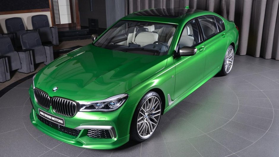 BMW M760Li xDrive in Rallye Green