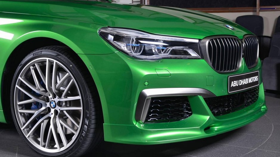 BMW M760Li xDrive in Rallye Green