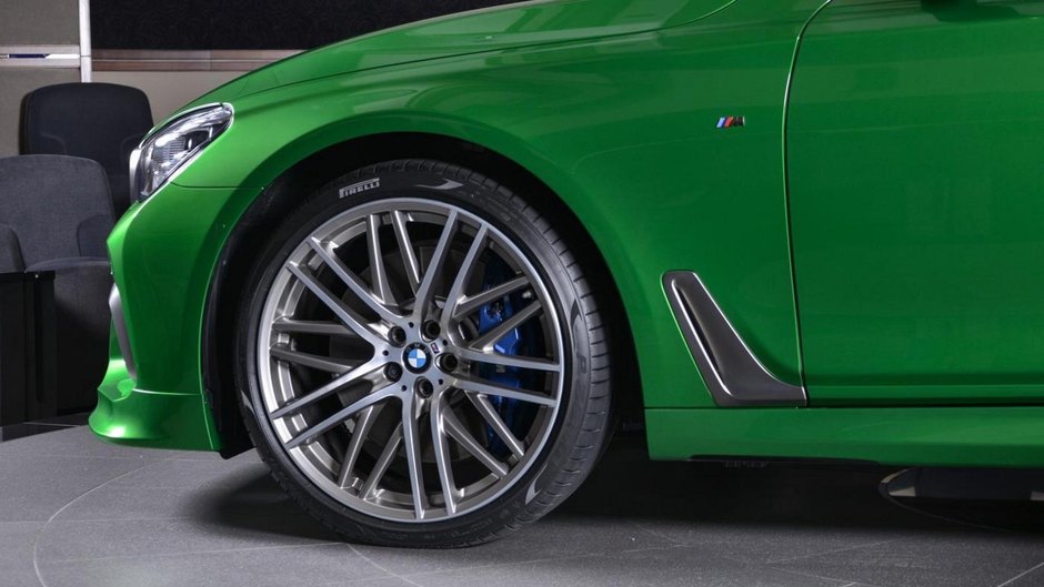 BMW M760Li xDrive in Rallye Green