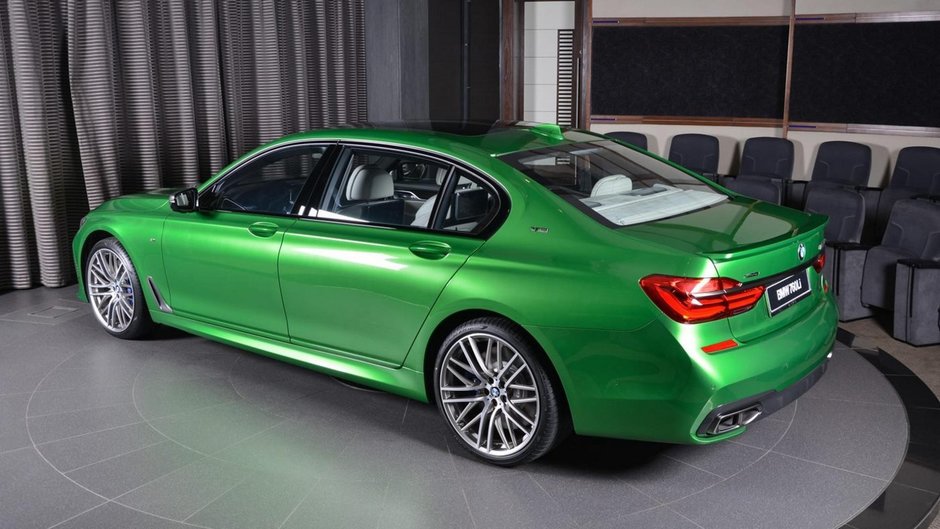 BMW M760Li xDrive in Rallye Green