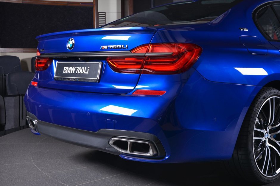 BMW M760Li xDrive in San Marino Blue