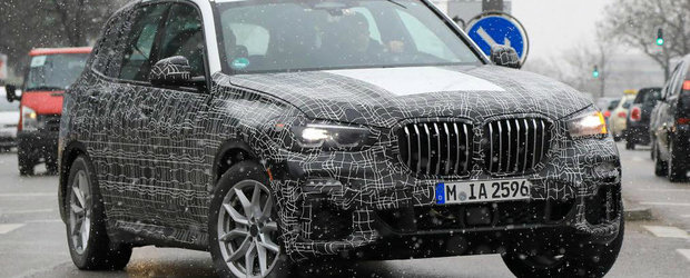 BMW scoate in teste noua generatie X5. Masina bavareza are o grila frontala IMENSA