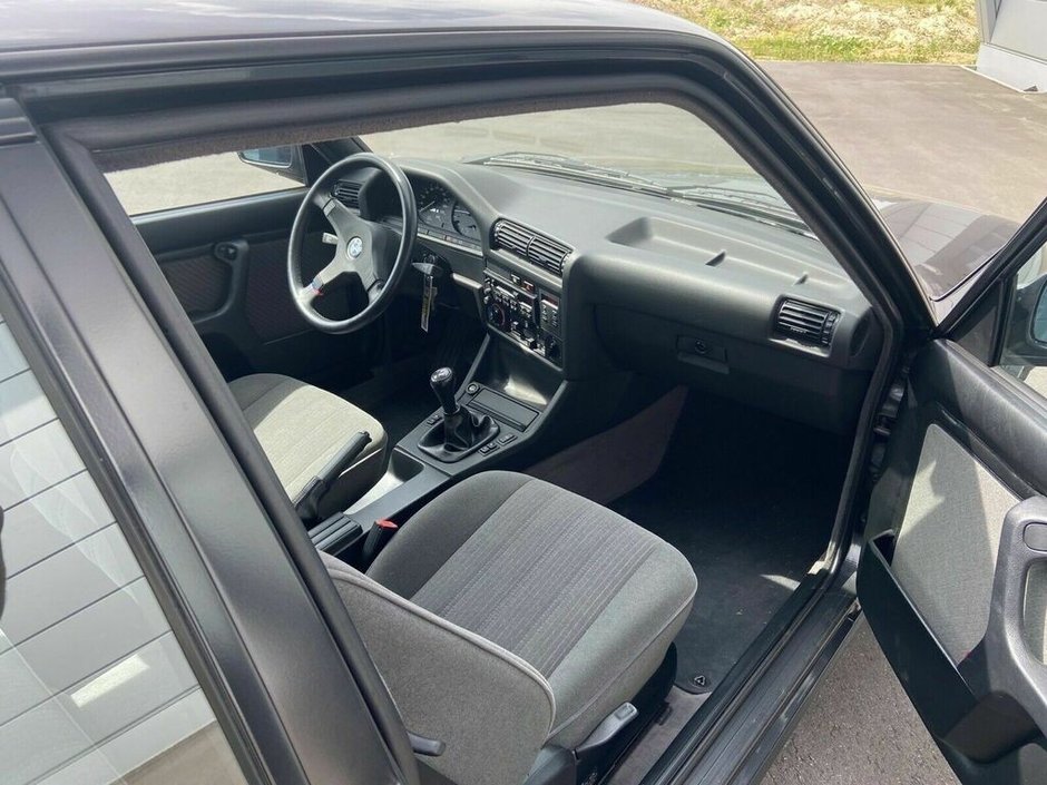 BMW Seria 3 cu 6.018 kilometri la bord