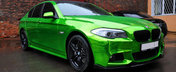 Tuning de Rusia: BMW Seria 5 imbracat in folie verde... cromat