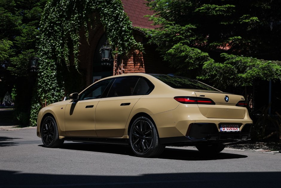 BMW Seria 7 in Desert Sand Uni